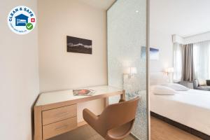 Llit o llits en una habitació de Starling Hôtel Résidence Genève