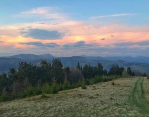 ラーヒフにあるМедвежийの山の夕日を望む丘