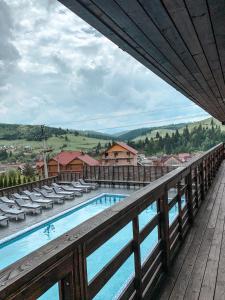 uma vista a partir da varanda de um resort com piscina em Villa Blanc em Bukovel