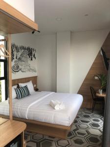 um quarto com uma cama num quarto em Casa Living Senayan Hotel em Jakarta