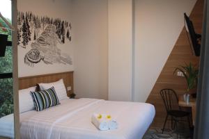 um quarto com uma cama com duas toalhas em Casa Living Senayan Hotel em Jakarta