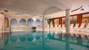 Basen w obiekcie Hotel Sonnschein lub w pobliżu