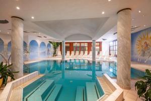Basen w obiekcie Hotel Sonnschein lub w pobliżu