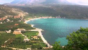 uma vista aérea de uma praia ao lado de uma massa de água em Guesthouse Palataki em Neon Oitilon