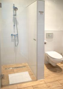 La salle de bains est pourvue d'une douche et de toilettes. dans l'établissement Ośrodek Wypoczynkowy Żagiel, à Nakło