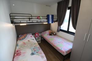 Ein Etagenbett oder Etagenbetten in einem Zimmer der Unterkunft Casa mobile - Marina di Venezia
