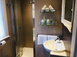 A bathroom at Distant Hills Guest House 