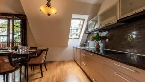 eine Küche mit einem Tisch und einem Esszimmer in der Unterkunft VacationClub – Okrzei 1B Apartament 19 in Karpacz