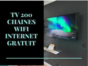 a sign that says tv changes with internet benefit at Appart Cosy Brest (Les 4 moulins) in Brest