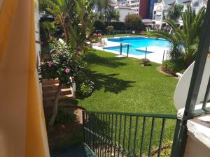Apartamento con piscina y terraza junto a la playa ...