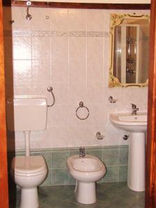 a bathroom with a toilet and a sink at L'Uliveto in Reitano
