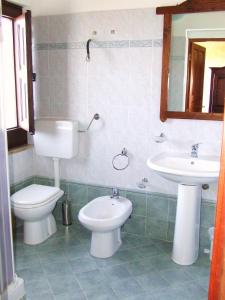 La salle de bains est pourvue de toilettes et d'un lavabo. dans l'établissement L'Uliveto, à Reitano