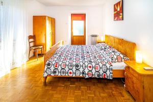 um quarto com uma cama com uma colcha em Apartmant Ivan em Malinska