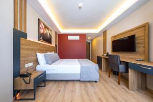 TV a/nebo společenská místnost v ubytování RUSH HOTEL İSTANBUL