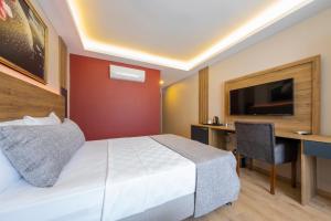 TV a/nebo společenská místnost v ubytování RUSH HOTEL İSTANBUL