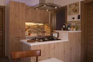 A kitchen or kitchenette at La casetta di Kamma & Niels a Montenotte