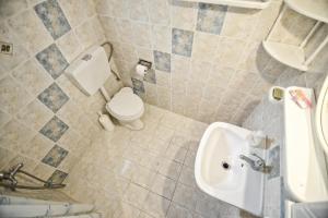 a bathroom with a toilet and a sink at Ikaria Studios in Manganítis