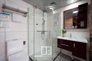 La salle de bains est pourvue d'une douche, de toilettes et d'un lavabo. dans l'établissement Yiwu Yuejia Business Hotel, à Yiwu