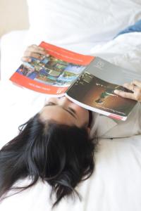 Rúm í herbergi á Zest Jemursari by Swiss-Belhotel International