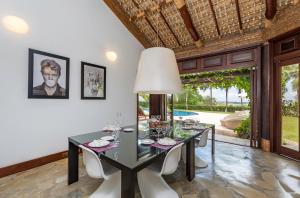 Galería fotográfica de Unique Villa with Ocean and River Views - Staff & Golf Carts en La Romana