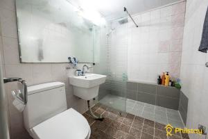 y baño con aseo, lavabo y ducha. en Mamas and Papas Guesthouse and Apartments in Seoul, en Seúl
