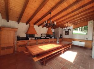 uma grande cozinha com uma mesa de madeira num quarto em Posada La Casa de Lastras em Ogarrio