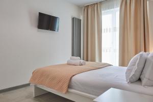 En eller flere senge i et værelse på Sea and Pool View apt Spa n Pools beach resort + 22 billeder