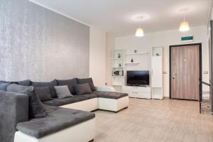 Et tv og/eller underholdning på Sea and Pool View apt Spa n Pools beach resort