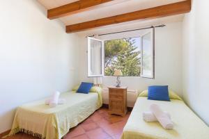1 dormitorio con 2 camas y ventana en Villa Blancala 502 en Cala Santandria