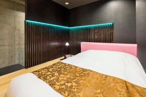 En eller flere senge i et værelse på HOTEL THE HOTEL SHINJUKU (Adult Only)