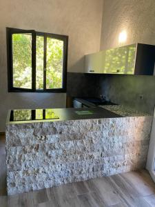 Kuchyň nebo kuchyňský kout v ubytování Résidence U LATONU - Palombaggia