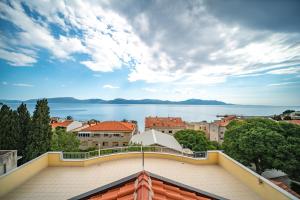 una vista del agua desde el techo de un edificio en Apartments Vesna, en Gradac