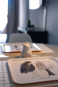 ベナルマデナにあるApart EAM JUPITERの鳥の絵が描かれた皿付きテーブル
