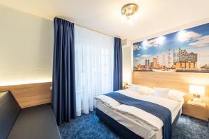 Un pat sau paturi într-o cameră la Hotel Hanseport Hamburg