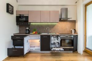 Kuchyňa alebo kuchynka v ubytovaní udanypobyt Apartamenty Tuwima