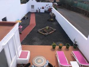 una vista aérea de un balcón con sillas y un patio en Casa La Mareta, en Casillas del Ángel