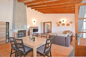 ein Wohnzimmer mit einem Tisch und einem Sofa in der Unterkunft Villa Calderitx in Ariany