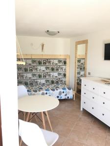 een slaapkamer met een bed en een tafel en stoelen bij B&B Tavolara in Puntaldia