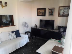 ネオス・マルマラスにあるSeaside Villaのリビングルーム(ソファ、薄型テレビ付)