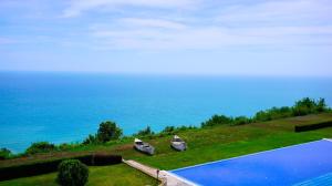 a view of a swimming pool and the ocean at Луксозни Апартаменти Калиакрия - Luxurious Apartments in Kaliakria Resort in Topola