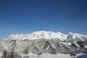 une chaîne de montagnes avec des montagnes enneigées en arrière-plan dans l'établissement Haus Bergliebe, à Schladming