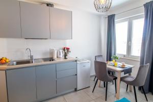 Kuchyň nebo kuchyňský kout v ubytování Apartments Vito