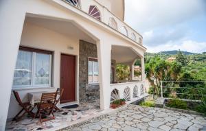 ein Haus mit einem Tisch und Stühlen auf einer Terrasse in der Unterkunft Villa Mori in Levanto