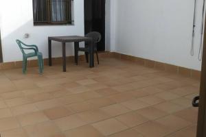een kamer met een tafel en twee stoelen op een tegelvloer bij Apartamento Soleado in Tarifa