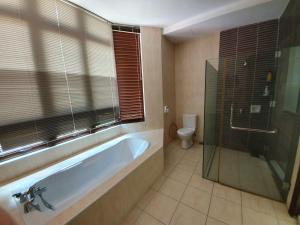 バトゥ・フェリンギにあるEden Cosy Livingのバスルーム(バスタブ、シャワー、トイレ付) +37枚の写真
