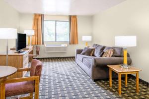 Area tempat duduk di Super 8 by Wyndham Wheeling Saint Clairsville OH Area