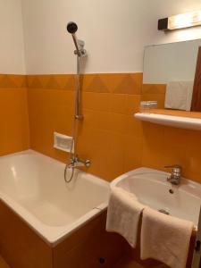 A bathroom at Hotel Garni Haus am Wald