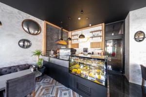Kuchyň nebo kuchyňský kout v ubytování RUSH HOTEL İSTANBUL