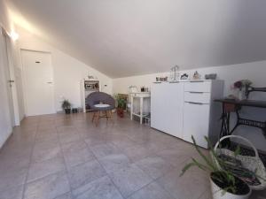 een keuken met een witte koelkast en een tafel bij Apartments Dolores in Šibenik