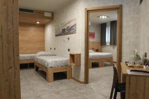 Postel nebo postele na pokoji v ubytování Hotel Bed & Rooms , Corte Rossa -1 Min Walk To Bernina Express